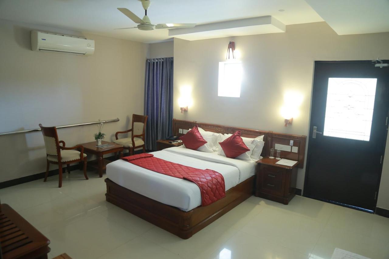 פלקאד Hotel Jyothis Regency מראה חיצוני תמונה